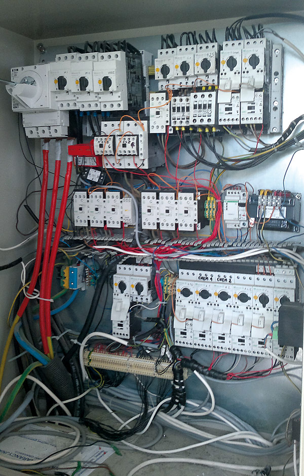 Niedbałe wykonanie instalacji utrudnia i komplikuje bieżącą obsługą i prace serwisowe (Źródło: www.elektroda.pl)