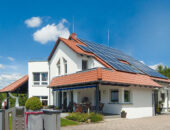 DEHNcon-H – ochrona instalacji PV na dachu dwuspadowym