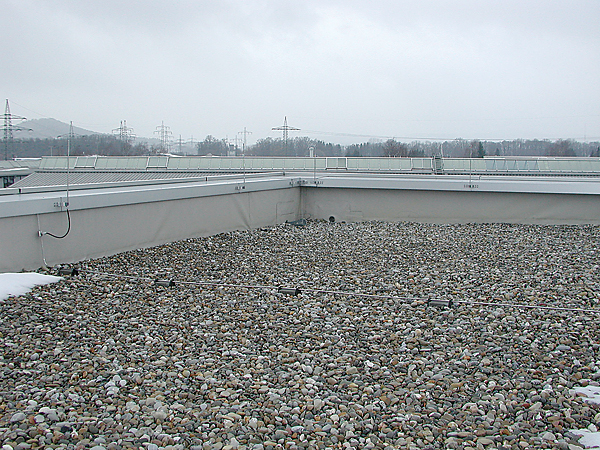 Rys. 1. Przykład instalacji odgromowej na dachu płaskim